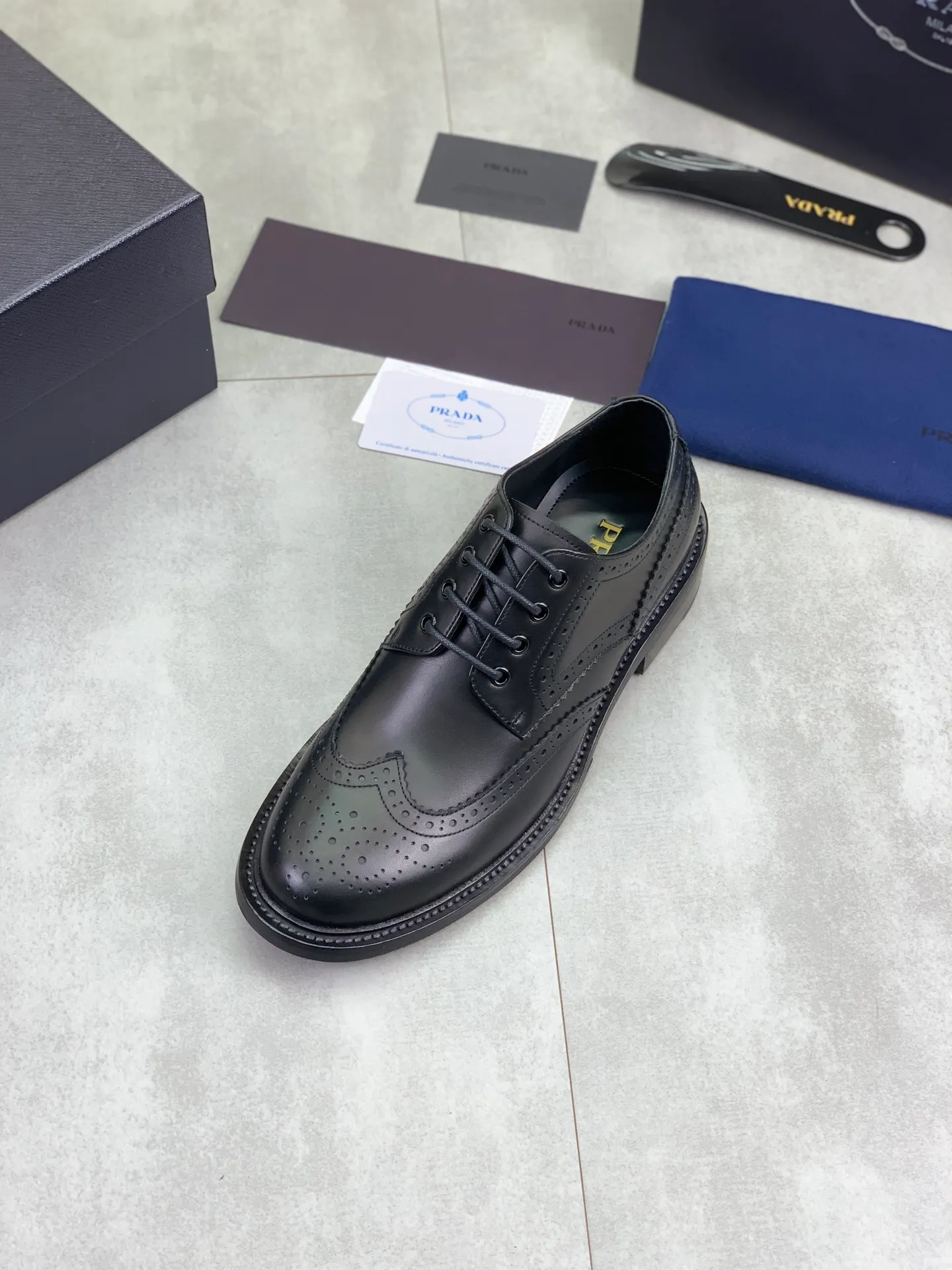 Factory price P980 💰 (genuine leather outsole series) original quality, top version 🔱 ＰＲＡＤＡPrada. Men's business casual leather shoes, top quality cow leather. 1:1 shipment⬆️Luxurious and noble👞All imported original color-changed cowhide, just to create a more comfortable wearing experience. Upper: Original comfortable selected high-end color-changed calfskin➕Top imported water-dyed full cow lining, original lightweight and comfortable high-grade genuine leather outsole✔️Code number: 39-44 (38 45 46 47 can be customized)